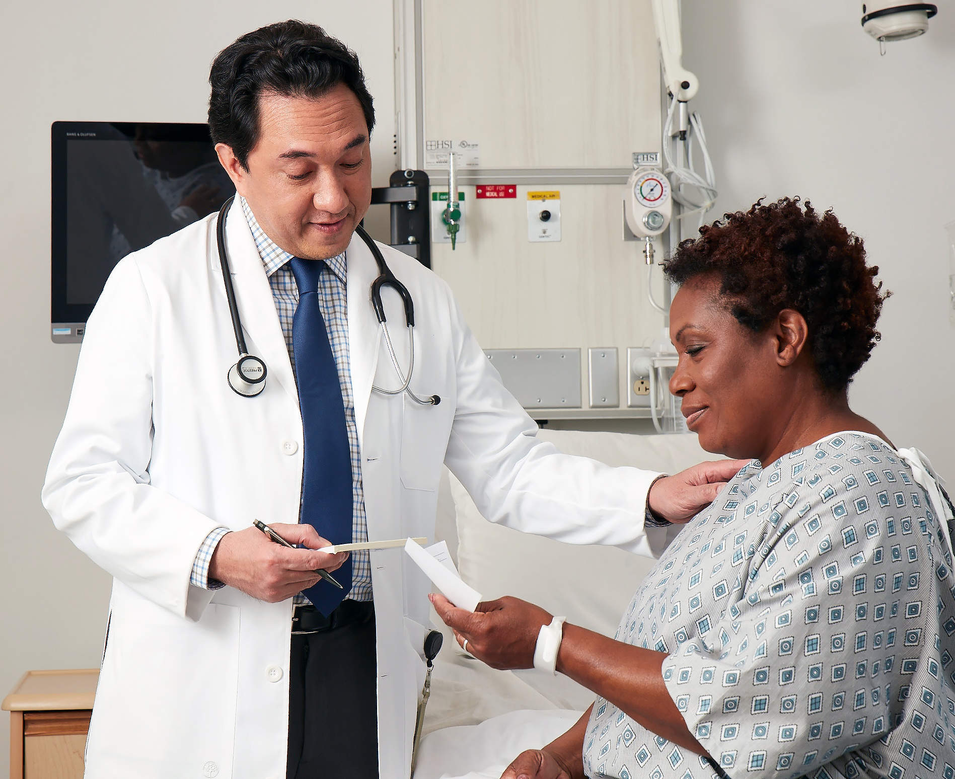 Nancy_Doctor_handing_Rx_0034